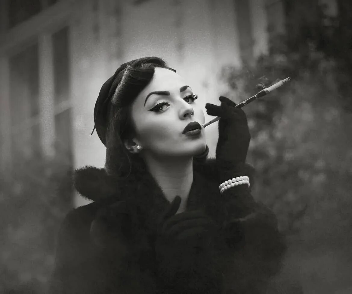 Идда Ван Мюнстер. Женщина с мундштуком. Дама курит. Дама с сигаретой.