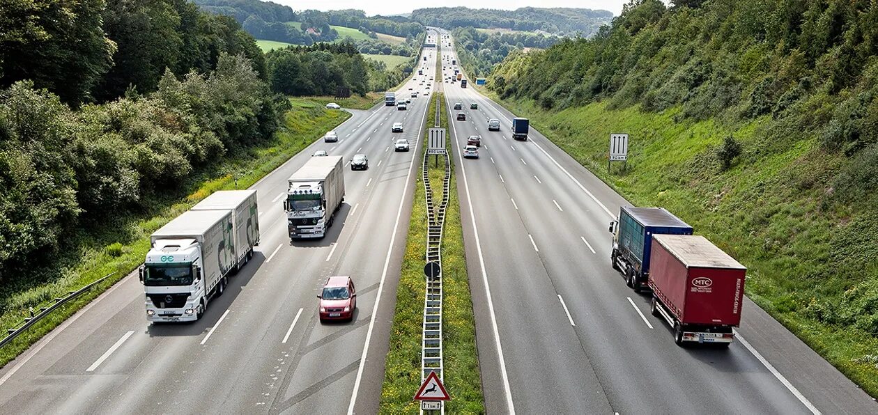 Автомобиль едет по дороге проезжая 24 метра. Автомагистрали Германии. Автобан а7. Автомобильный транспорт. Грузовик на дороге.