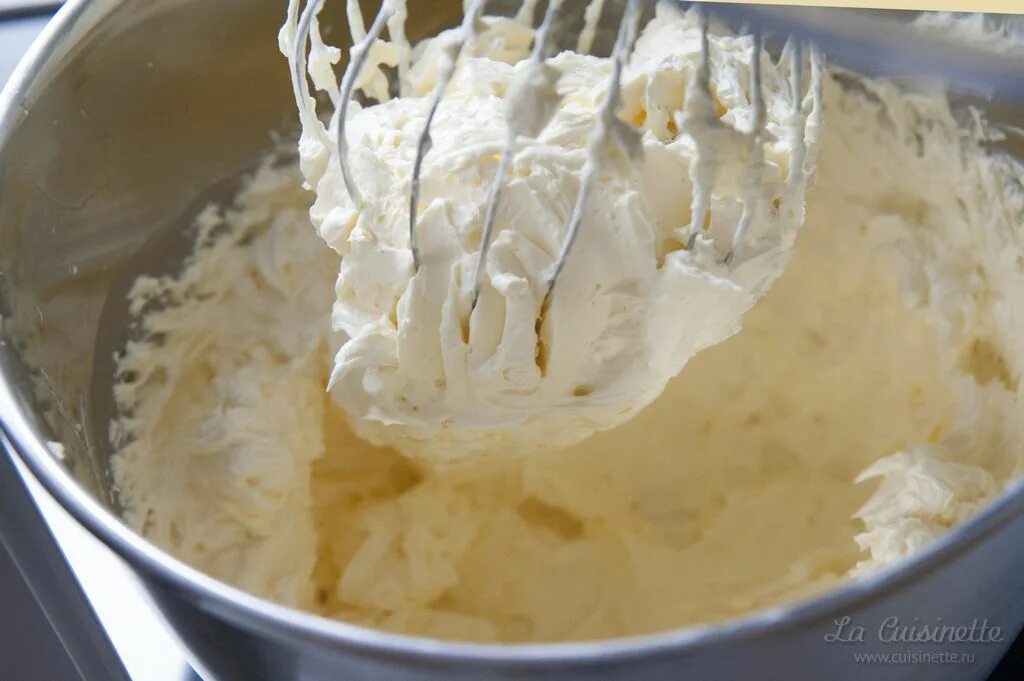 Рецепт белково масляного крема. Приготовление крема Шарлот. Масляный крем Шарлотт. Масляно сливочный крем. Белково масляный крем.