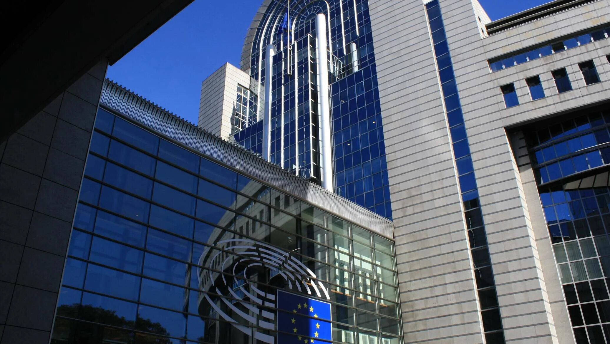 Здание Европарламента в Брюсселе. Брюссель парламент Евросоюза здание. Брюссель Еврокомиссия здание. Здание европейской комиссии в Брюсселе.
