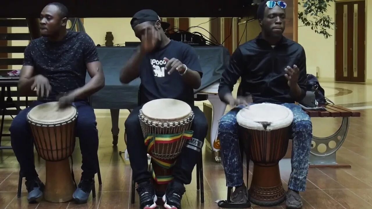 Танец на барабане песня. Афро барабан. Этнические барабаны. Африканский барабанщик. Африканские танцы барабаны.
