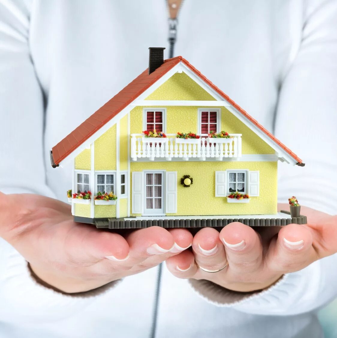 нужен оценщик дома. оценка квартиры. дом лупа. риэлторская фирма. оценщик недвижимости.