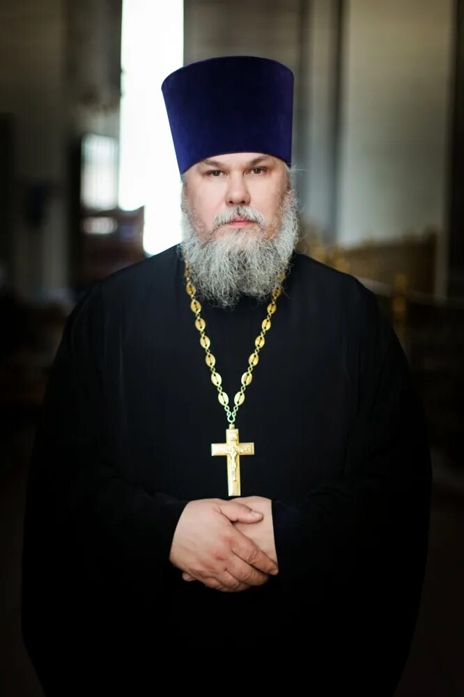 служащий храма 7 букв. патриарх на службе в храме христа спасителя. монашеская сутана католическая церковь. богослужение в православном храме. служащие в церкви.