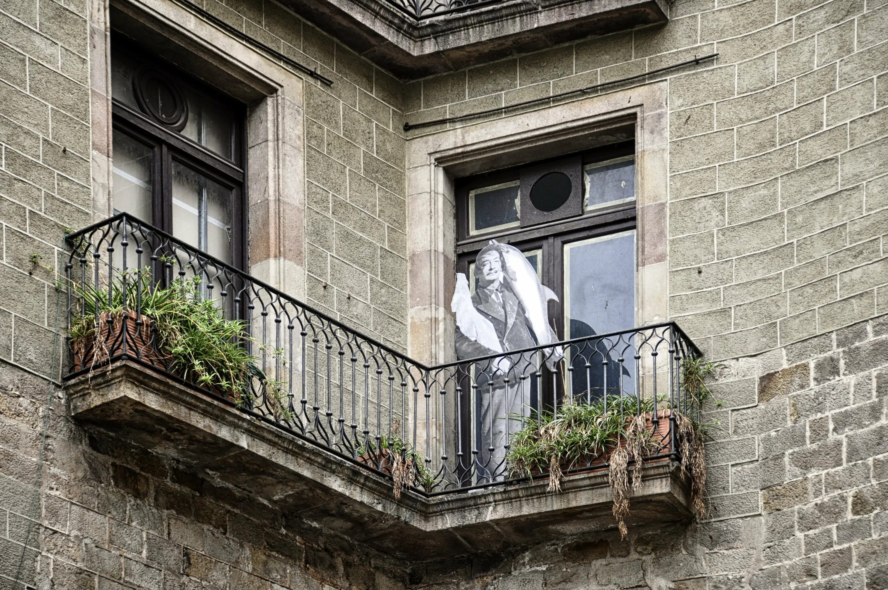 На балконе ходят. Курит на балконе. На балконе ходят. Самоизоляция на балконе. Человек на балконе.