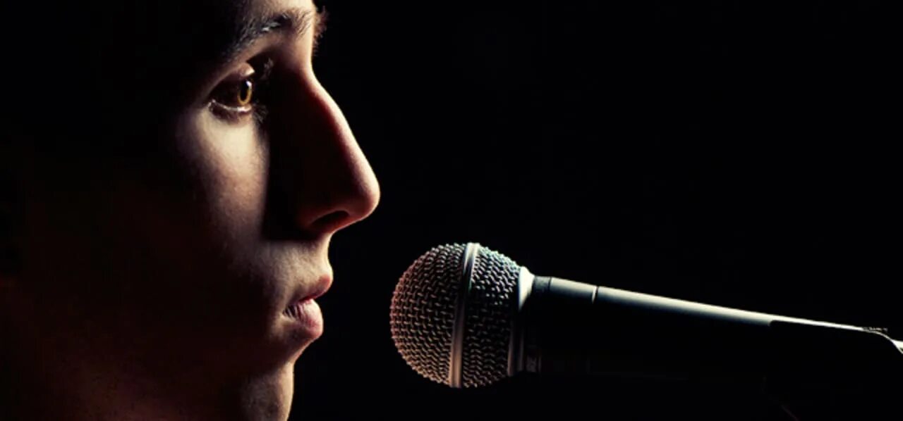 Страх перед сценой. Чел поет в наушниках. Страх петь. Боюсь петь фото. Страх публики.