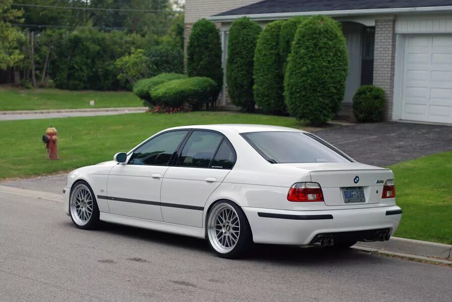 Бмв е39 дизель купить. BMW m5 e39 White. BMW m5 e39 белая. E BMW e39. BMW 5 39.