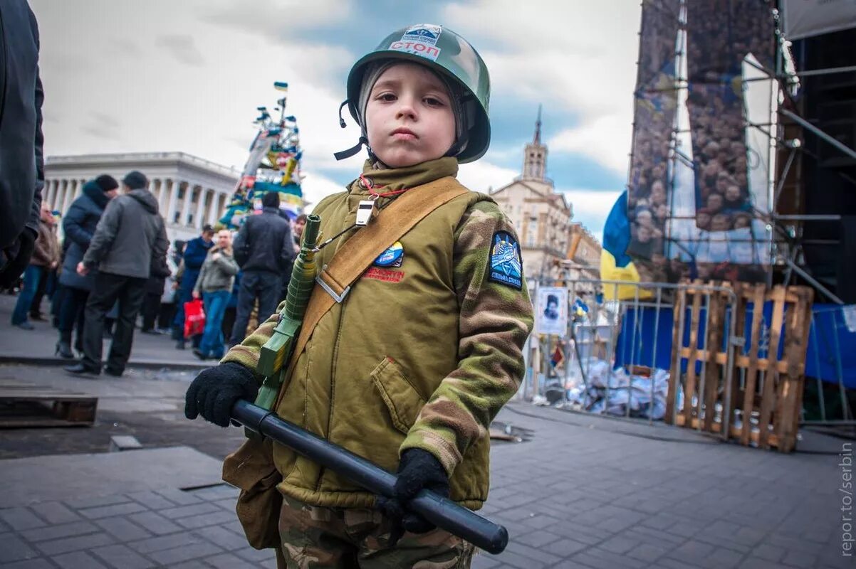 Зап ребенка. Дети Украины. Майдан дети. Дети в военной форме Украина. Дети в бандеровской форме.