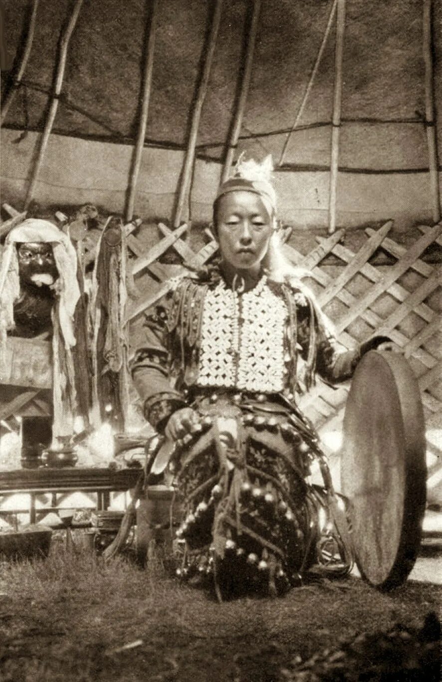 Костюм тунгусского шамана. Вов шаман т6. Древний старый шаман. Шаманка нивхов. Шаманизм юкагиров.