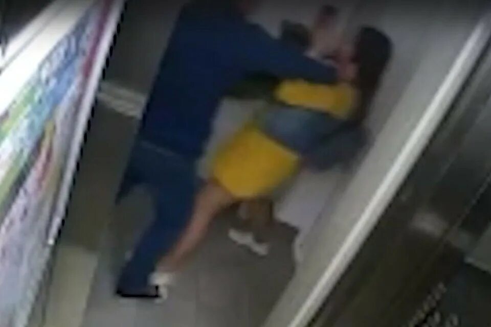 Напал на женщину в подъезде. Напали на девочку в подъезде. Нападение в лифте и в подъезде.