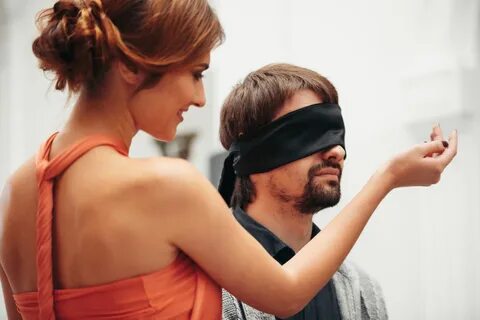 С завязанными глазами не знает кто
