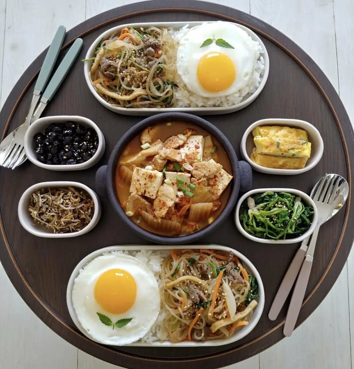Южный обед. Пибимпап. Кимчи пибимпаб. Корейская еда кимчи пибимпаб. Корейский завтрак кимчи рамен.