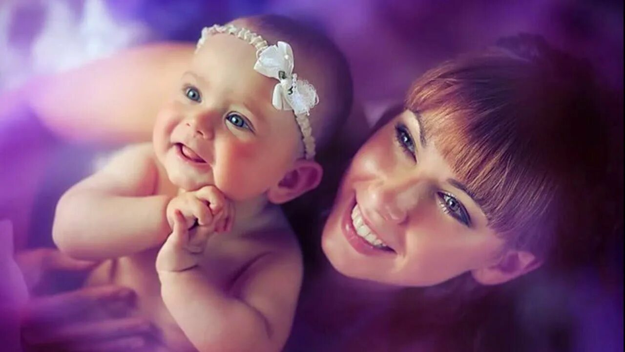 Дочь мамы светы. День матери. Красивая мама. С днём матери картинки красивые. Счастливые глаза ребенка.