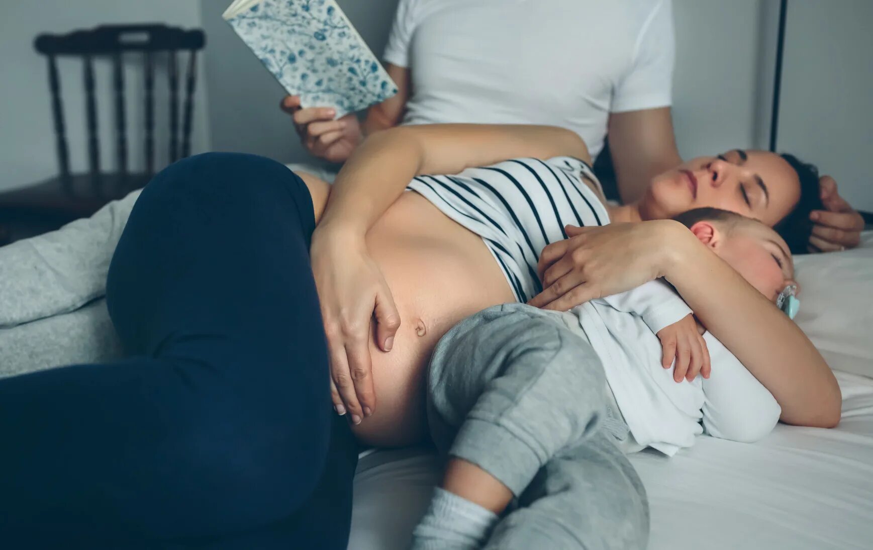 Сын пристроился спящей маме. Спящий с беременной женой.