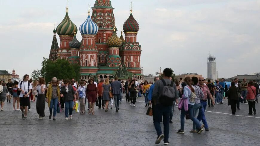 Туристы в Москве. Туристы в Кремле. Кремль люди. Московский Кремль туристы. Группа туристов из италии