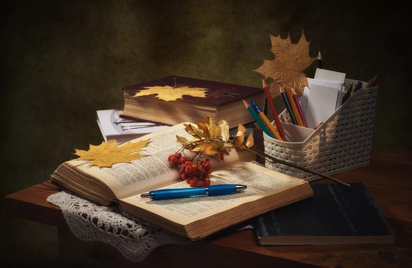 Школьная тематика. Книги на школьную тему. Ученик с книжкой. Школьные принадлежности. Стопка книг школа.