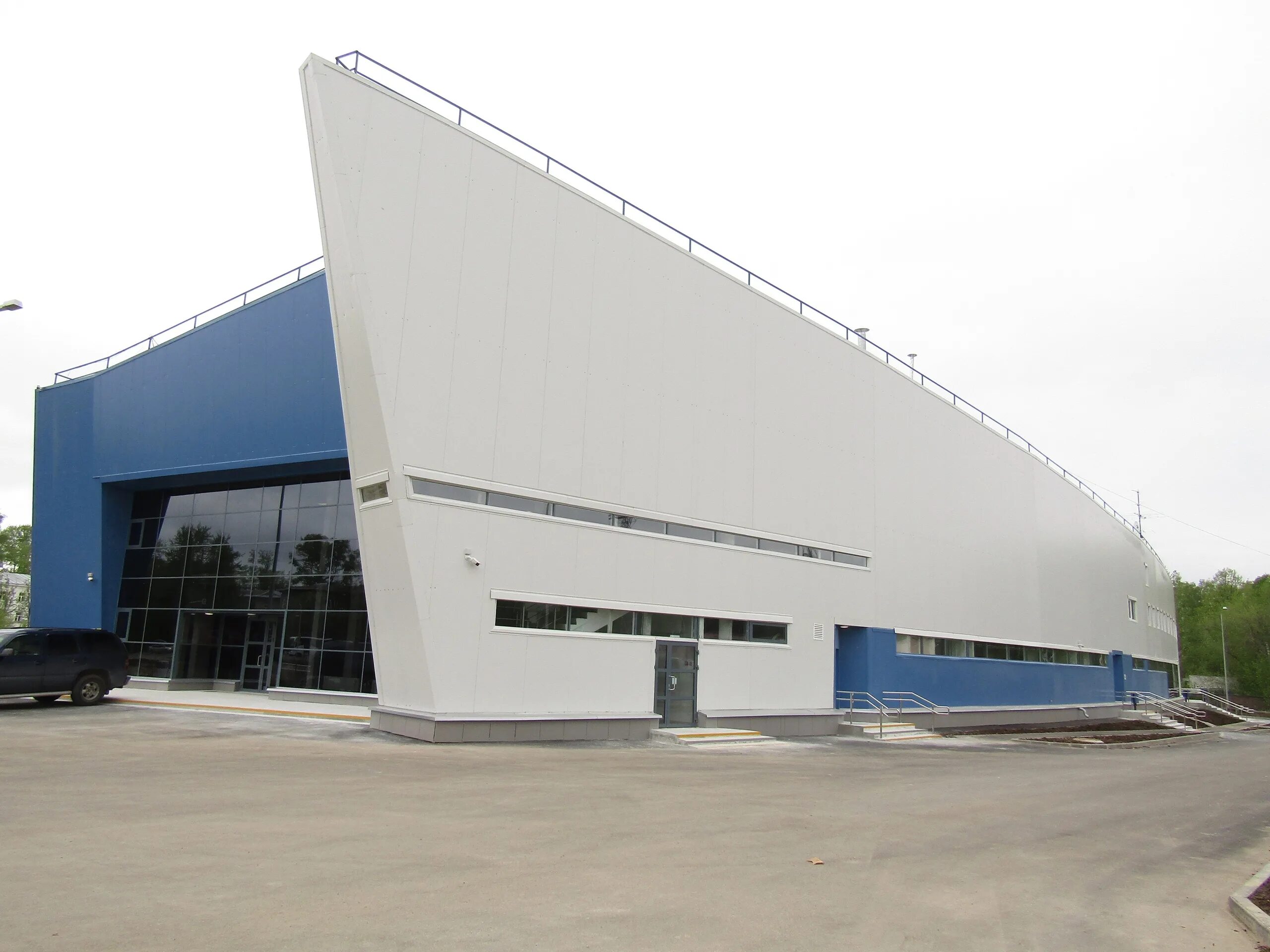 Ледовый дворец кристалл березники. Ледовый дворец березник устьянский район официальный. Ледовый дворец улк. Ледовый березники. Ледовые арены березник.