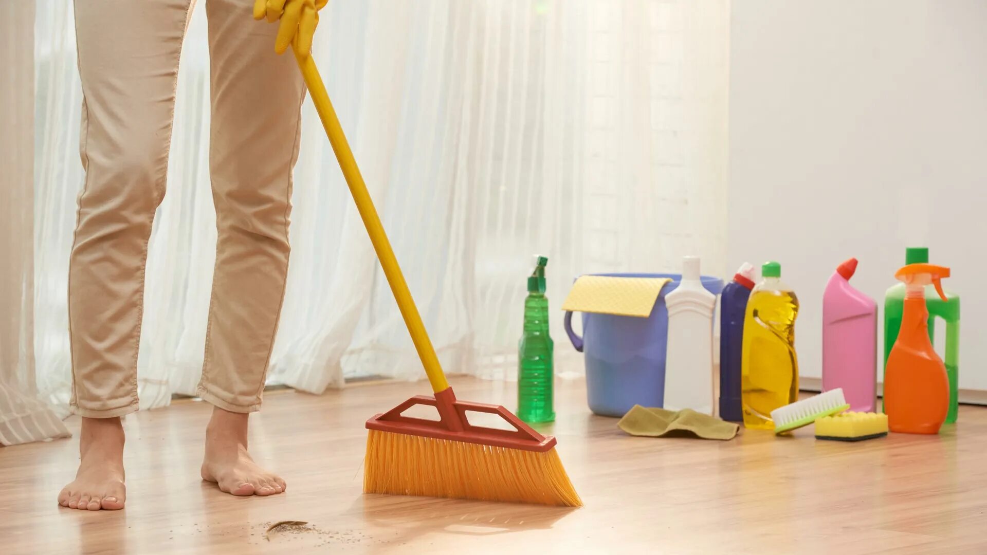 Уборка в комнате. Подмел пол картинки. Подметание пола веником. Подмел пол картинки. Подмел пол картинки.