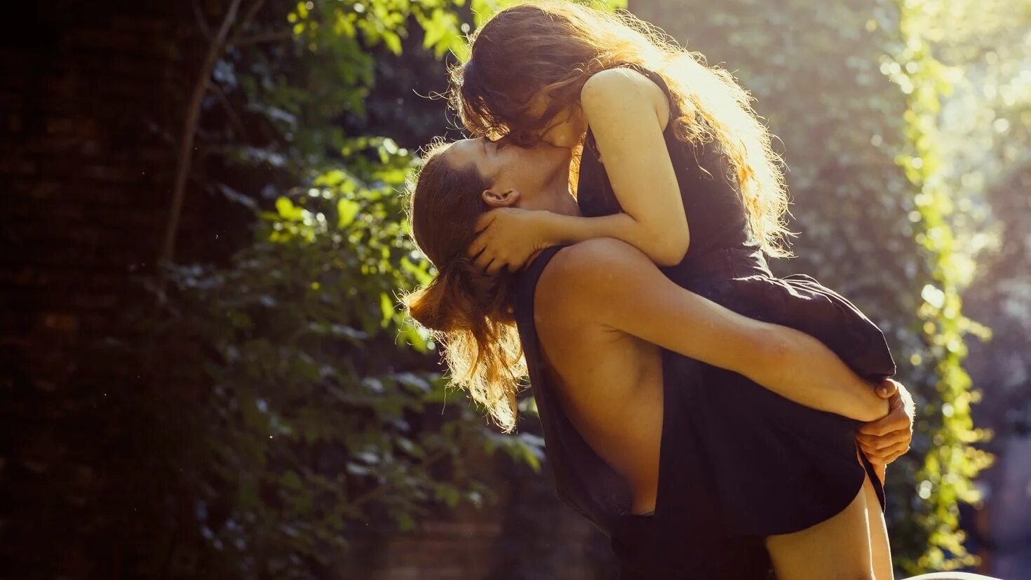 Бывший обнимает телом. Поцелуй влюбленных. Влюбленная пара. Красивый поцелуй. Красивая пара влюбленных.