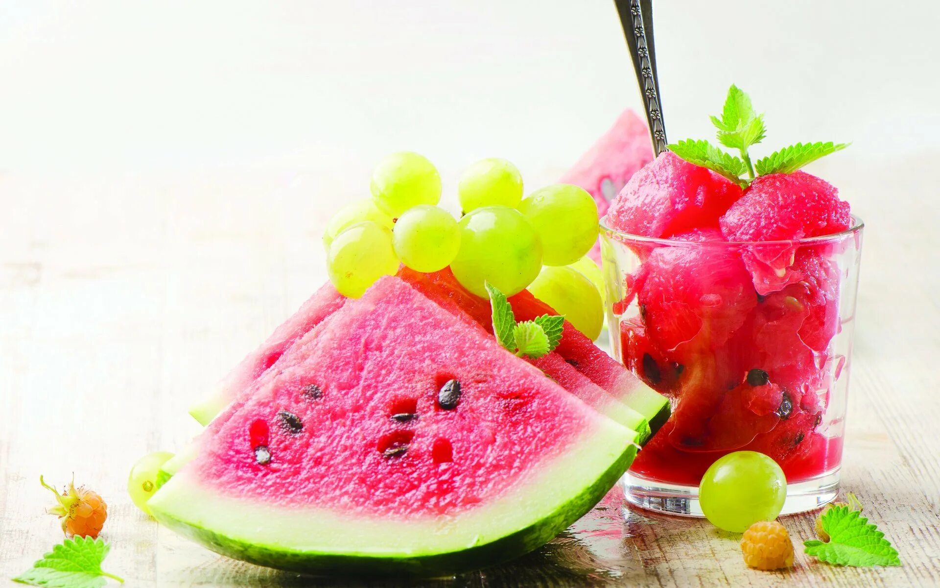 Сочные фрукты. Лето фрукты. Яркие летние фрукты. Лето фрукты ягоды.