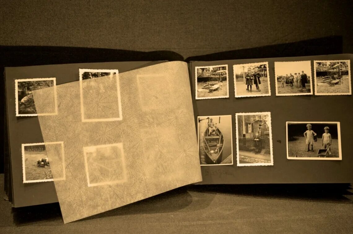 Фотоальбом бумажный. Рамки для фотографий под старину. Лист старого фотоальбома. Рамка в виде книги. Старый фотоальбом.