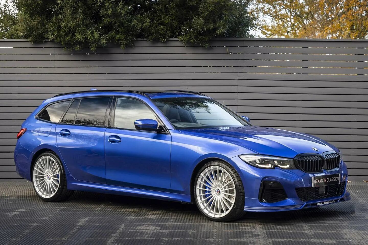 Alpina b10 touring. Bmw 5 touring alpina. Alpina tour. Bmw alpina b5. Горнолыжный шлем alpina.