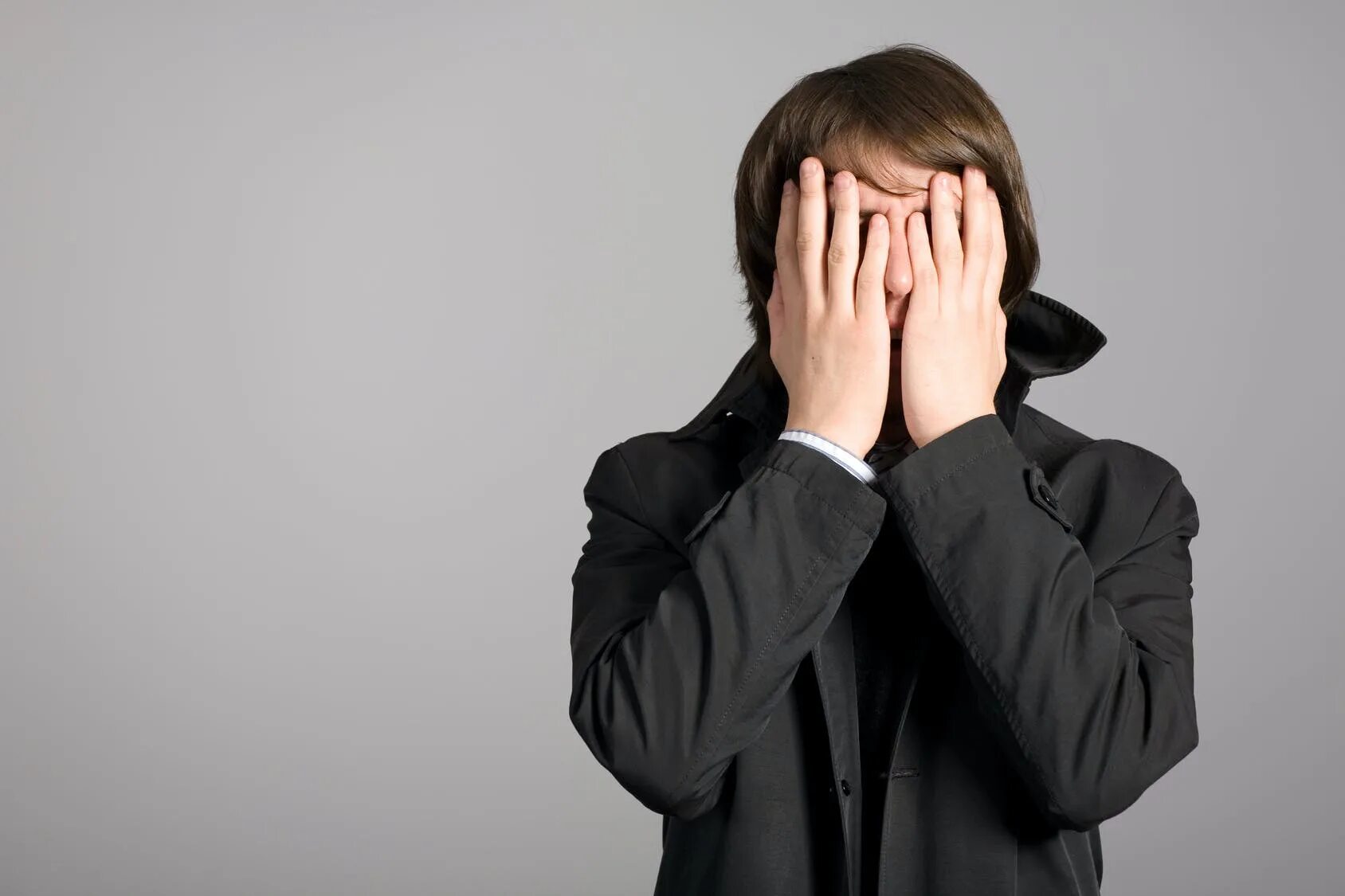 Закрытые глаза. Мужчина закрывает глаза руками. Парень закрывает глаза руками. Мужчина закрыл глаза. Мужчина закрывает лицо руками.