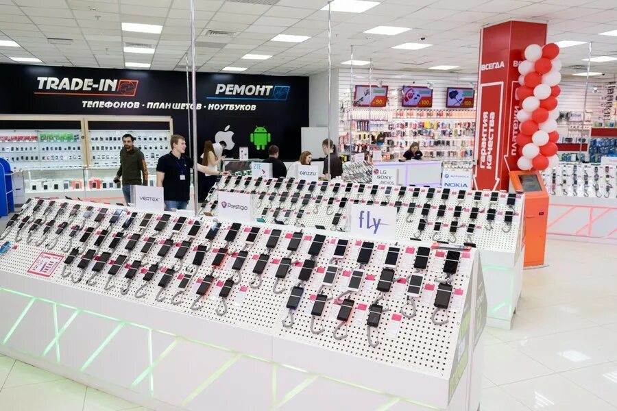 Магазин дешевых телефонов. Барахолка в интернете. Магазин смартфонов. Савёловский рынок телефоны. Витрина для мобильных телефонов.