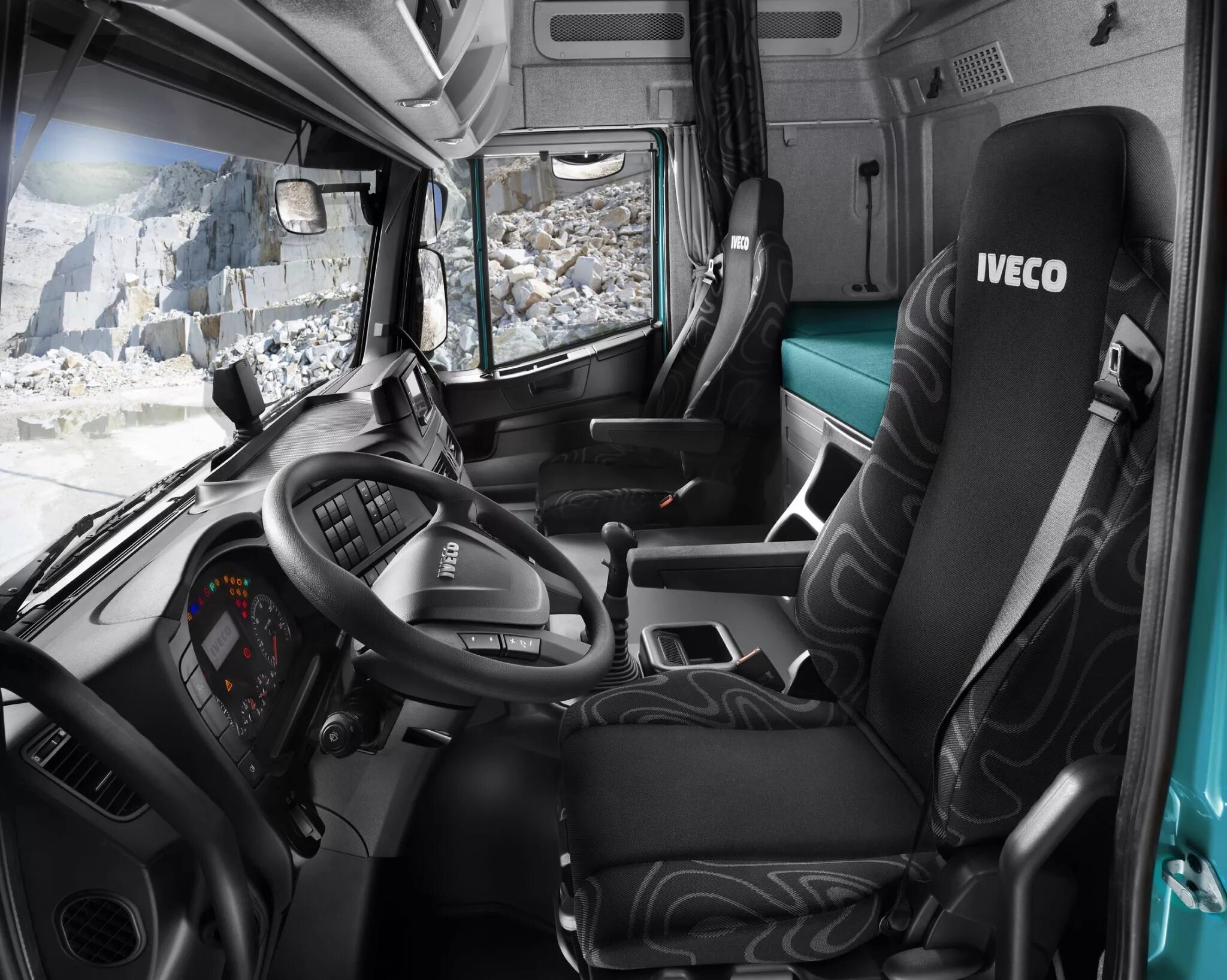 Ивеко Траккер 6х4 салон. Кабина Iveco Trakker. Кабина Ивеко Траккер 6х6. Iveco Tracker 420 самосвал кабина. Кабина дейли