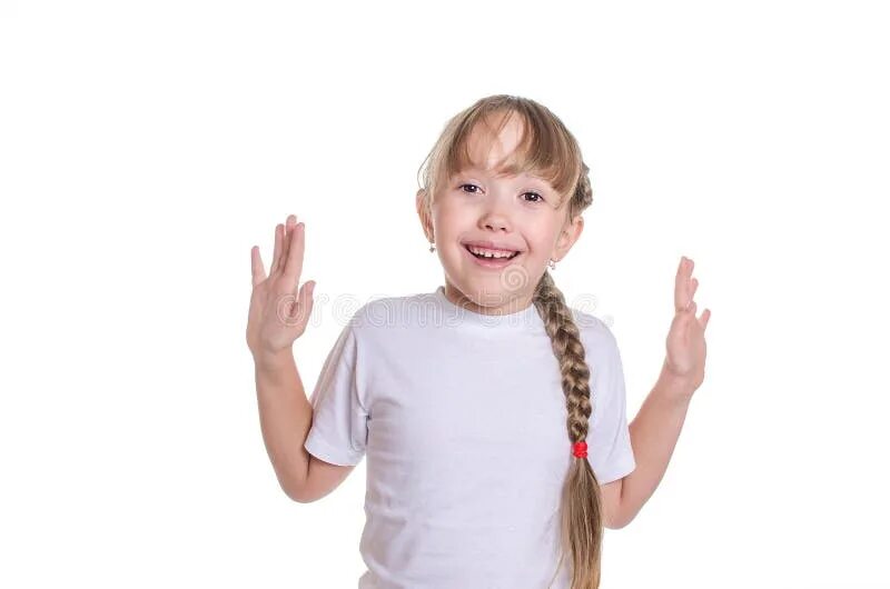 Девочка улыбается в майке руки вверх. Девочки раздвигает руками. Девушка протягивает ладонь. Девочки раздвигает руками. Доброжелательная девушка.
