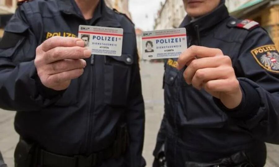 показать документы полиции. удостоверение работника полиции россии. показать документы полиции. сотрудник полиции. как выглядит служебное удостоверение сотрудника полиции.