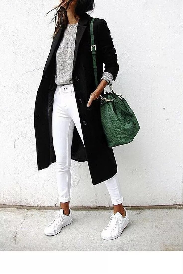 Черное пальто и белые брюки. Пальто с белыми кроссовками. Пальто с кедами. Чёрные джинсы и белые кроссовки женские. Черное пальто с белыми кроссовками.