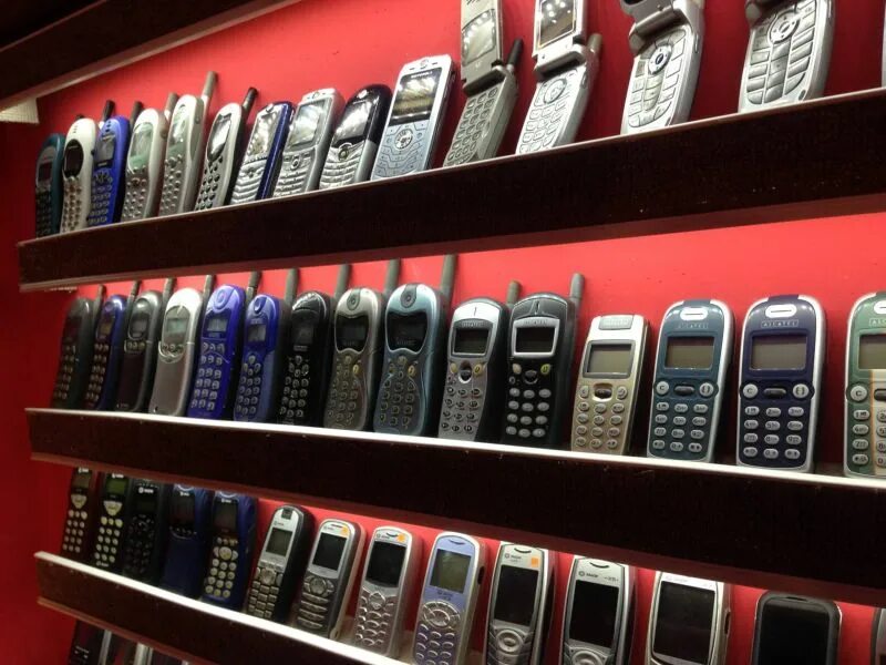 Collection телефон. Коллекция старых телефонов. Музей сотовых телефонов. Старые мобильные телефоны. Коллекция сотовых.