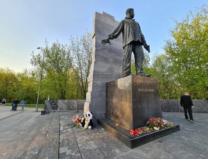 Памятник мусе джалилю в москве. Парк муса джалиль в мензелинске. Памятник на улице мусы джалиля. Парк мусы джалиля. Памятник мусы джалиля в набережных челнах.