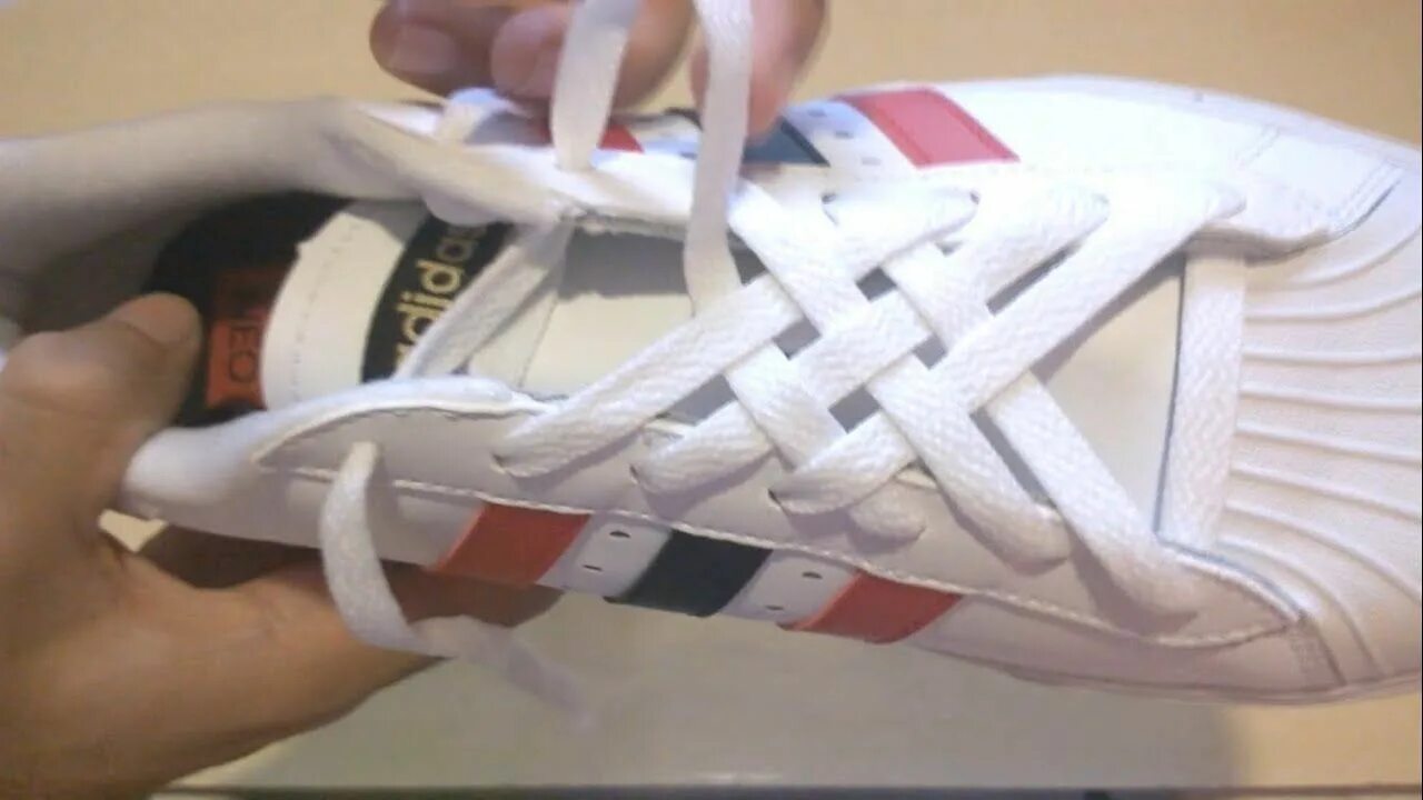 Как завязать кроссовки видео. Шнуровка адидас суперстар. Шнурки adidas Superstar. Шнуровка кроссовок адидас. Шнуровка кроссовок адидас суперстар.