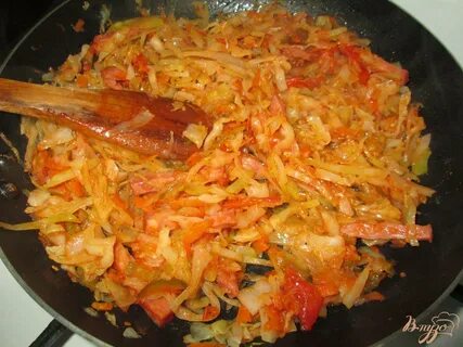 Рецепт жареной капусты с колбасой