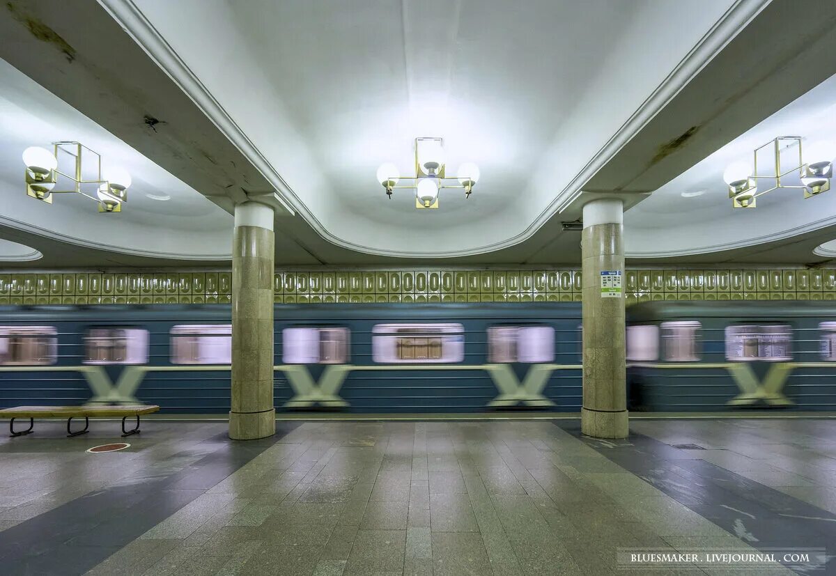 Станция метро Ясенево. Станция Ясенево Москва. Станция метро Ясенево вестибюль. Ясенево станция внутри. Ясенево выходы