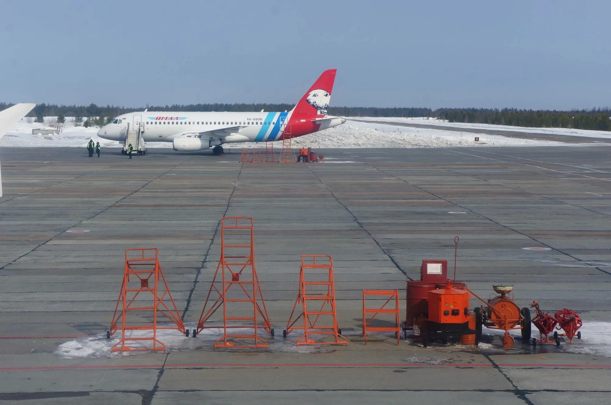 Расписание самолетов москва сочи. Расписание авиарейсов домодедово. Расписание самолетов салехард. Надым город аэропорт. Вылет надым.