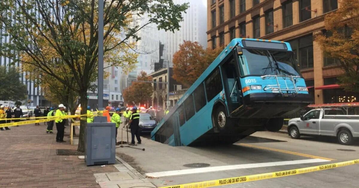 провалился автобус сегодня. автобус проваливается в текстуры. автобус пассажирский фото. авария автобуса на площади победы. на зеленстрое автобус провалился.