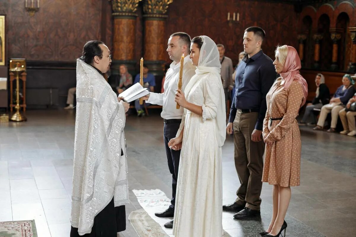 Платье для венчания. Венчание в православной церкви. Венчание зеленского. Венчание в церкви одежда невесты. Платье для венчания в церкви.