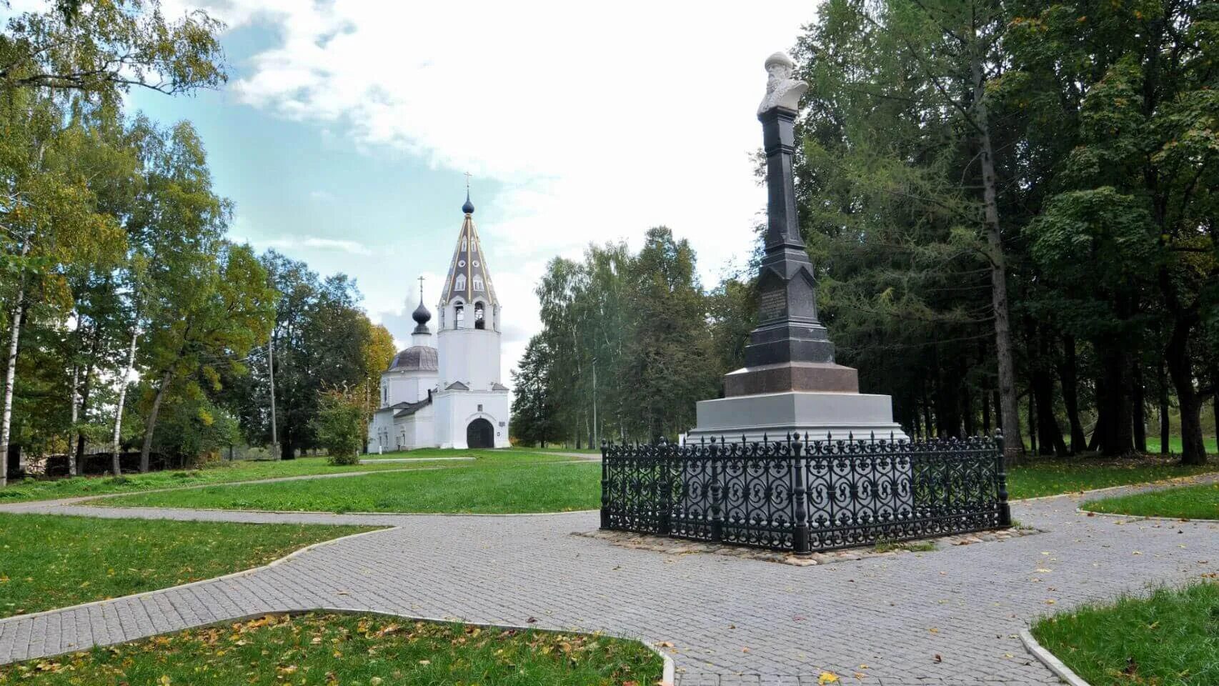 Памятник князю Василию i плёс. Памятник князю Василию Дмитриевичу в Плесе. Памятник князю Василию тёмному Плес. Памятник Василию 1 в Плёсе.