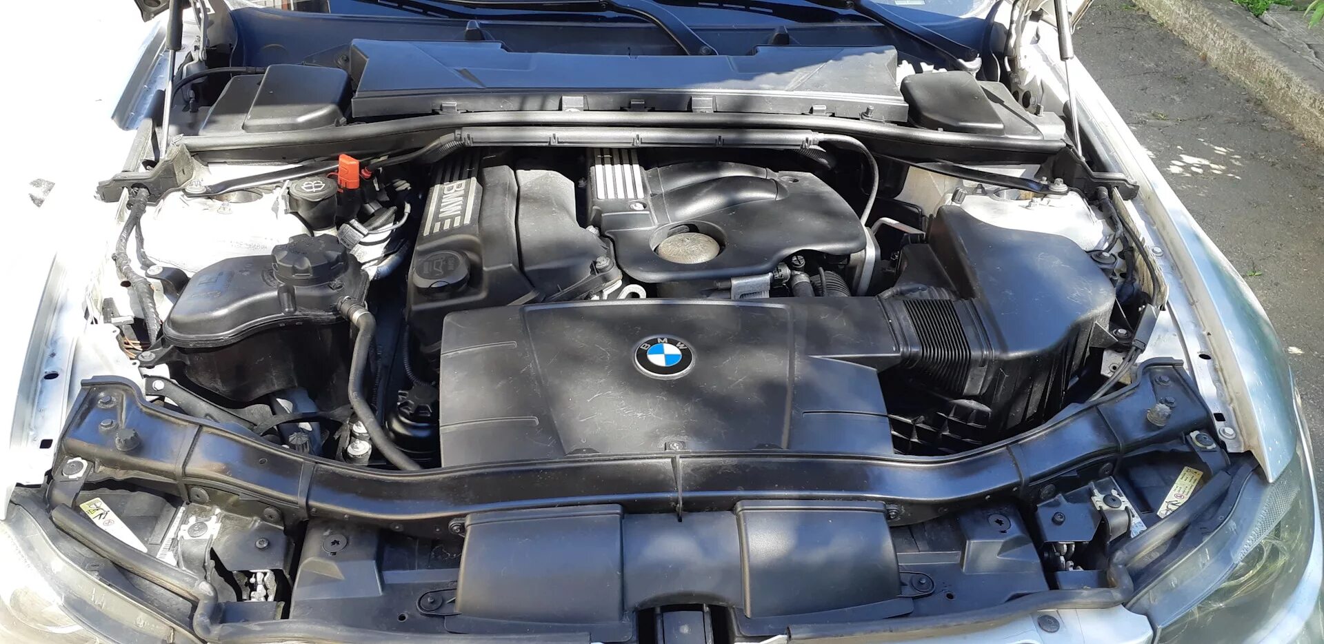 Е46 n42. Подкапотка БМВ е90. Подкапотка BMW e90. Подкапотка БМВ 320i. BMW 318i подкапотное пространство.