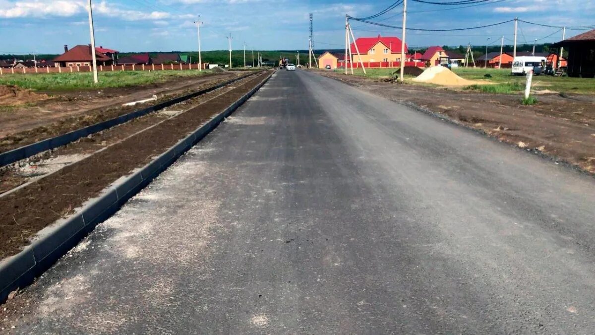 Вдоль дороги. Щебень дорога. Городская трасса. Дороги Крыма.