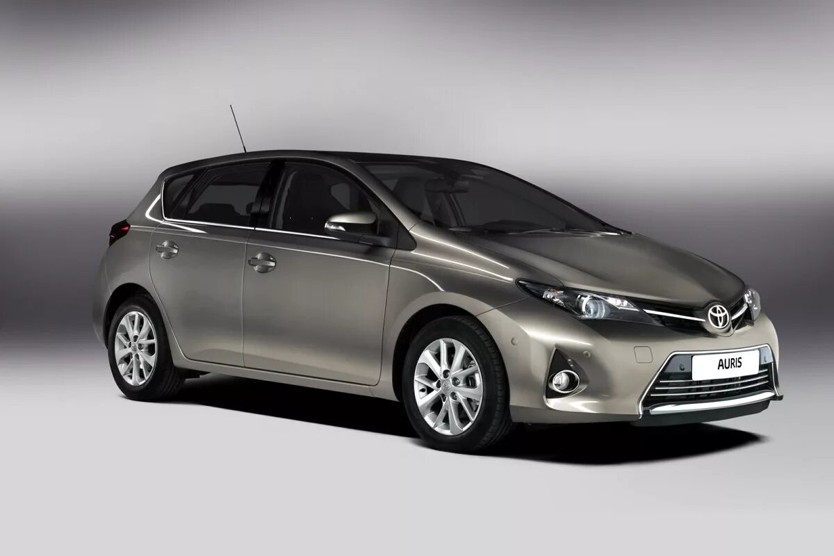 Обзор тойота. Тойота аурис. Тойота аурис 2013. Toyota Auris Hybrid. Toyota Auris 2013.