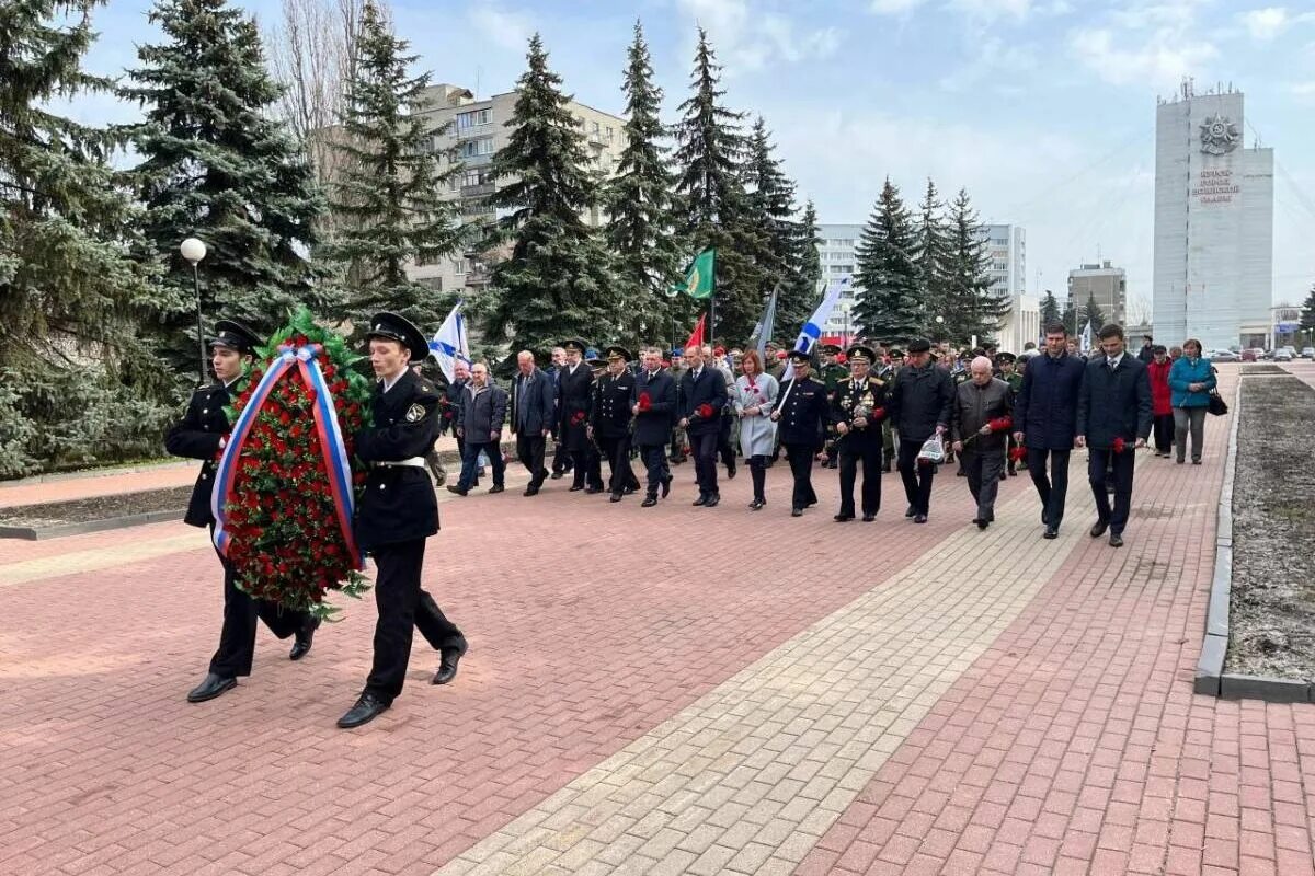 День памяти погибших подводников. Улица подводников Курск. Курск подводная лодка похороны погибших. Памятник Курску подводной лодке.