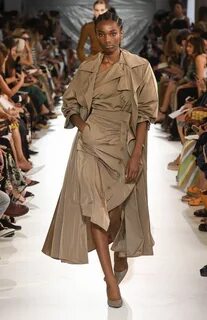 Показ max mara