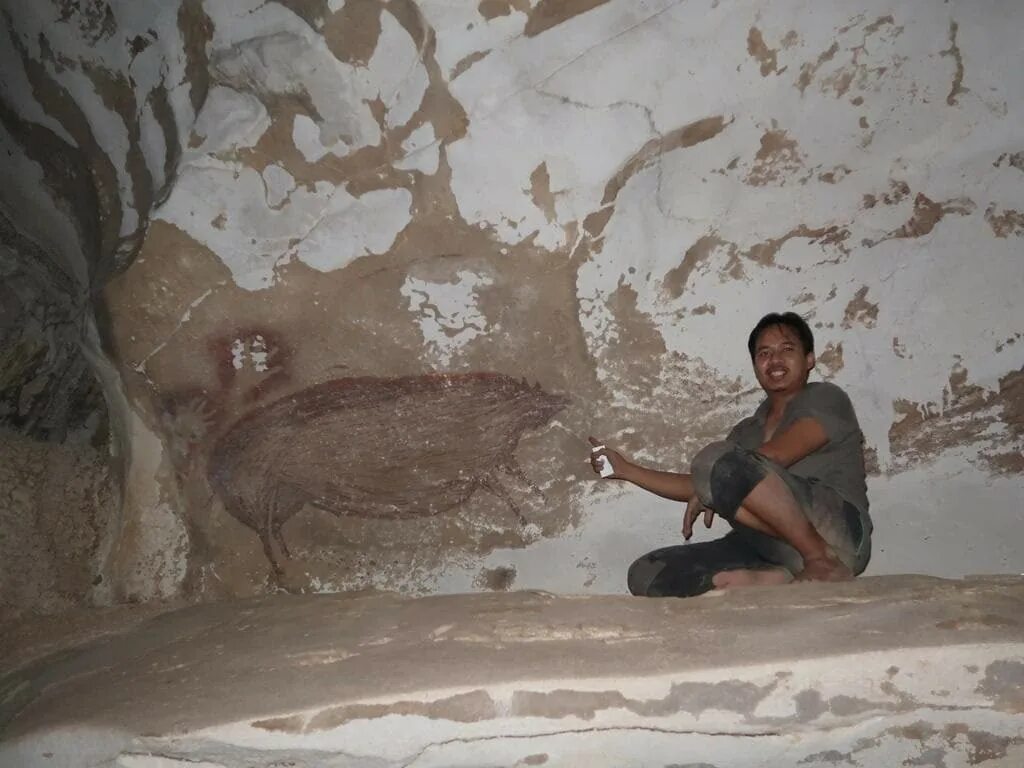 Сотворил нашел. Наскальная живопись Сулавеси. Пещера Сулавеси в Индонезии древние изображения. Сулавеси наскальные рисунки. Пещерная свинья Сулавеси.