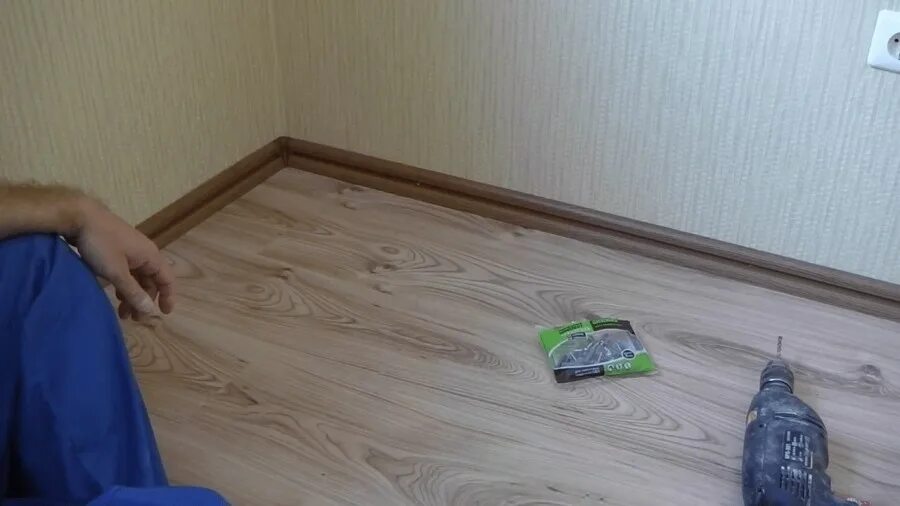 Плинтуса на пол на жидкие гвозди. Жидкие гвозди для плинтуса напольного. клей для плинтуса напольного. жидкие гвозди для плинтуса напольного пластикового. плинтуса на жидкие гвозди на пол.