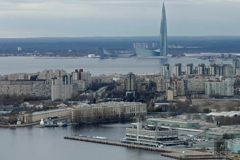 Погода в ленинградской сейчас. Вид на Лахта центр с Васильевского острова. Вид на Лахта с Василеостровского острова. Вид с Васильевского острова на Лахту центр. Лахта-центр в Санкт-Петербурге вид сверху.