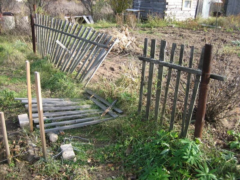 Тут закрыто тут забор. Покосившийся деревянный забор. сломанный деревянный забор. старый забор. поломанный забор.