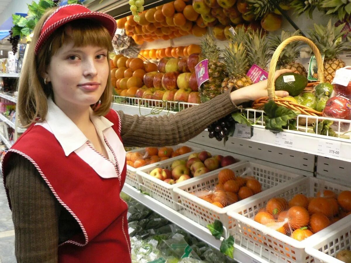 Продавец в настоящее время. Продавец за прилавком. продавщица в магазине. продавец в магазине. продавщица у прилавка.